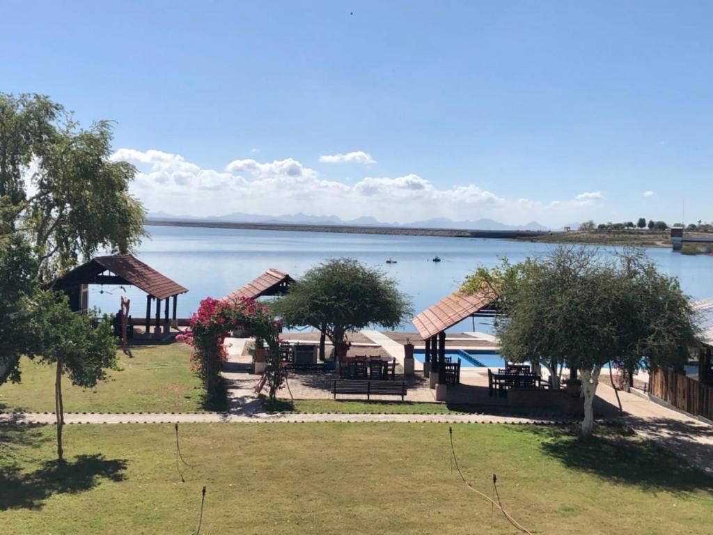 uma vista para um lago com um grupo de resorts em Hotel Villa Dominguez 