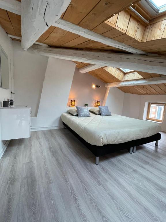 Ένα ή περισσότερα κρεβάτια σε δωμάτιο στο Le Duplex - Hyper centre - Tout équipé - Parking