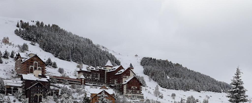 un edificio en una montaña cubierta de nieve en T3 Les deux Alpes Vallée Blanche en Les Deux Alpes