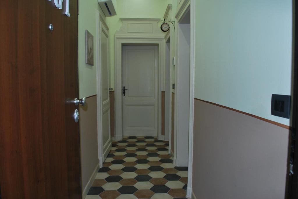 a hallway with a door and a checkered floor at CASA RITA e CASA LUIGI in Turin