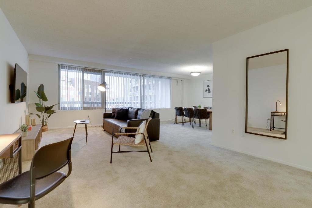 een woonkamer met een bank en stoelen bij Luxury Living at Crystal City's Condo in Arlington