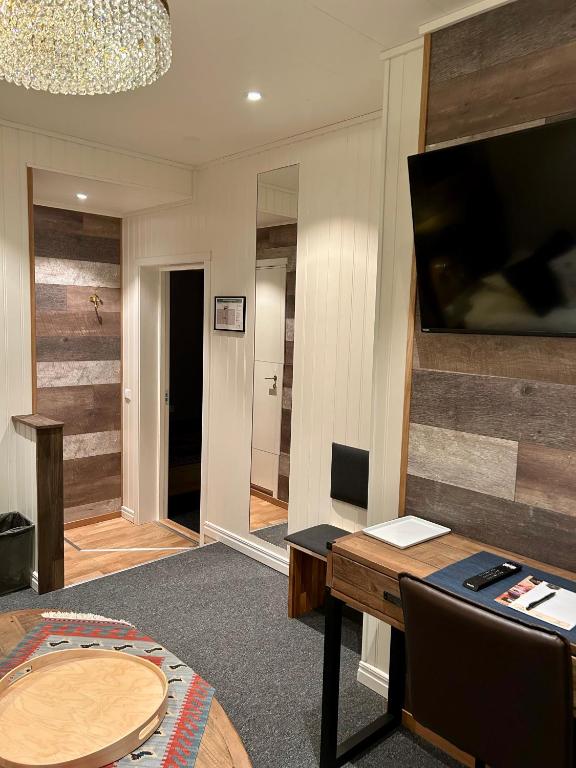 TV a/nebo společenská místnost v ubytování Skultuna Hotell & Konferens