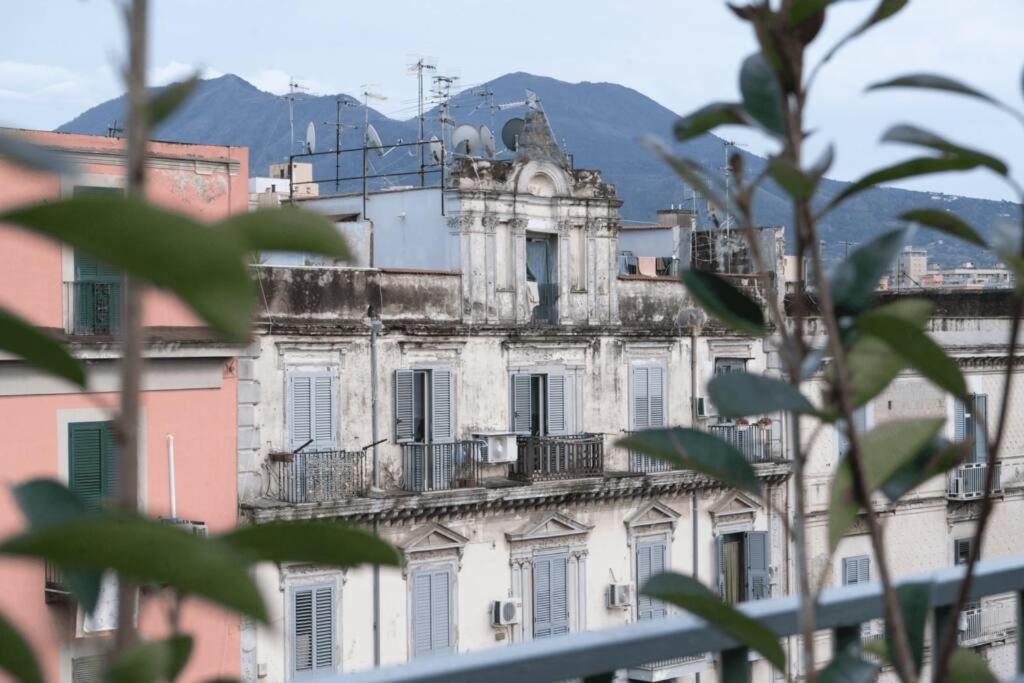 stary budynek z balkonem w obiekcie Le Terrazze sul Vesuvio w mieście Napoli