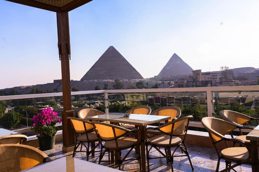 Balkón nebo terasa v ubytování DouDou Pyramids View Hotel