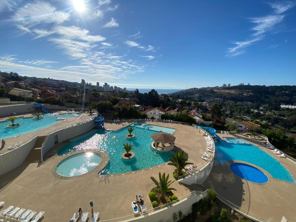 - une vue sur la piscine d'un parc aquatique dans l'établissement Dpto tipo Resort, à Viña del Mar