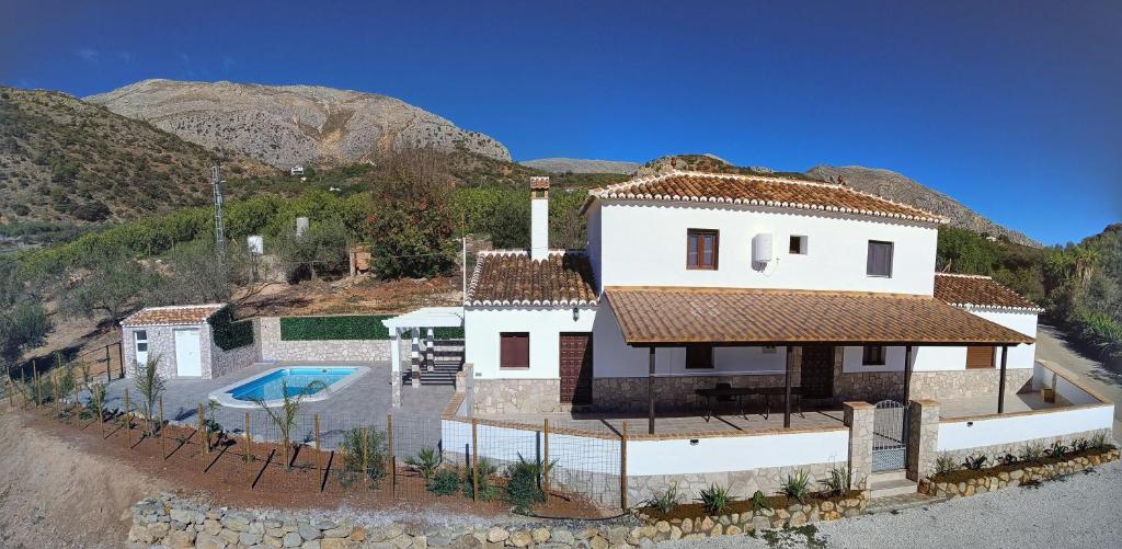 an aerial view of a house with a swimming pool at Casa La Fuente in El Chorro