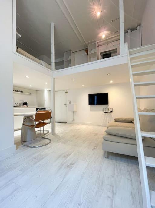 Cette grande chambre dispose de lits superposés et d'un bureau. dans l'établissement Studio Oslo au cœur de la ville, à Boulogne-sur-Mer