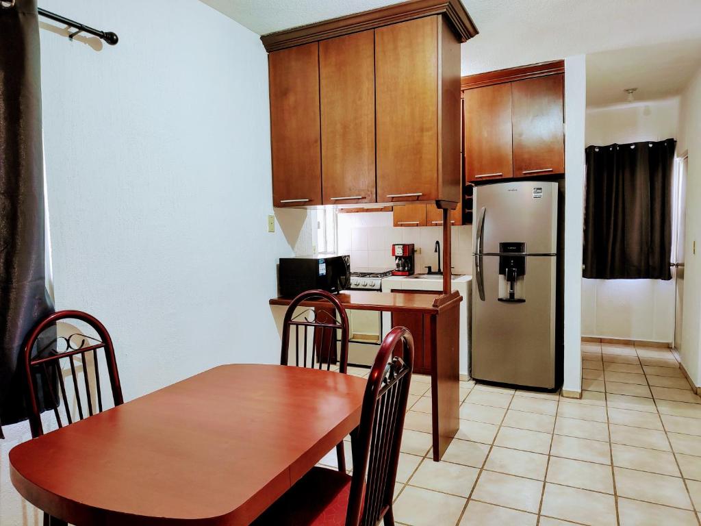 uma cozinha com uma mesa e um frigorífico em Casa Norte em La Paz