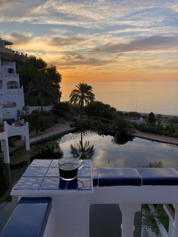 una vela en una mesa junto a la piscina en Nerja with view en Nerja