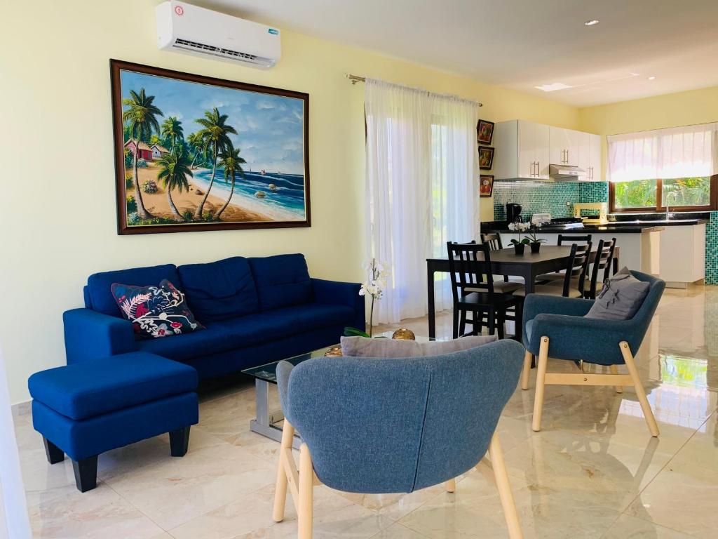 sala de estar con sofá azul y comedor en Casa MB1, Los Cabos Residential, en Cabrera