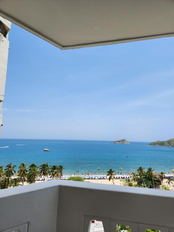 RodaderoにあるApartamento en el Rodadero con vista al mar, edificio Macondoのコンドミニアムのバルコニーからビーチの景色を望めます。