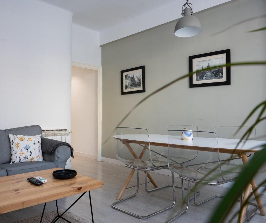 ein Wohnzimmer mit einem Glastisch und einem Sofa in der Unterkunft Seneca7 near paseo de gracia in Barcelona