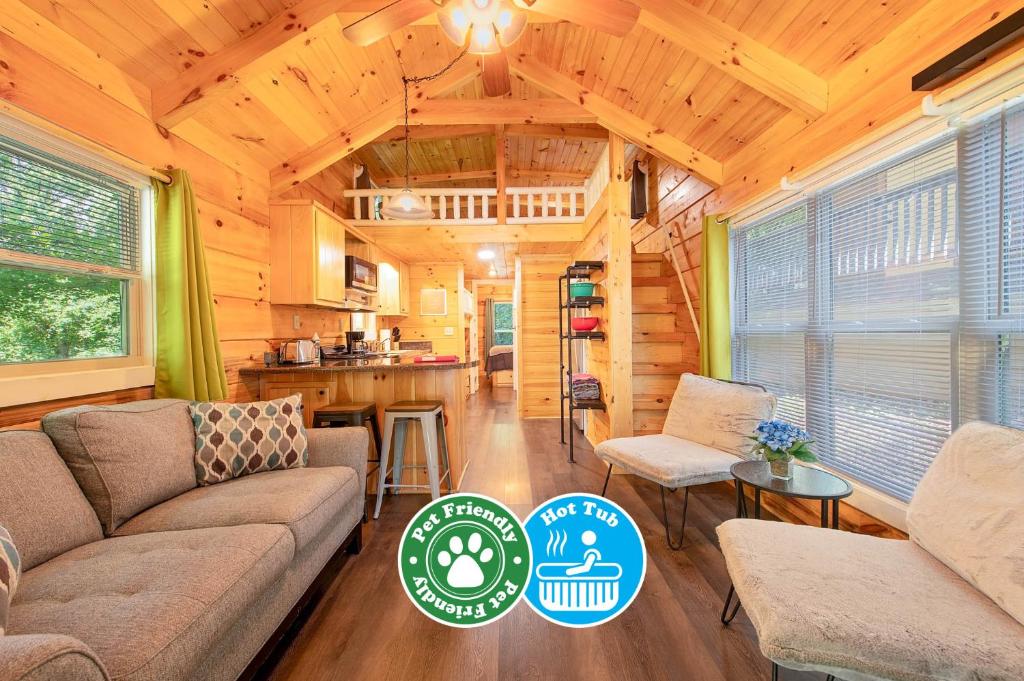 een woonkamer met een bank en stoelen in een tiny house bij Elise Cabin Forest Retreat 5 Mins To Downtown in Chattanooga