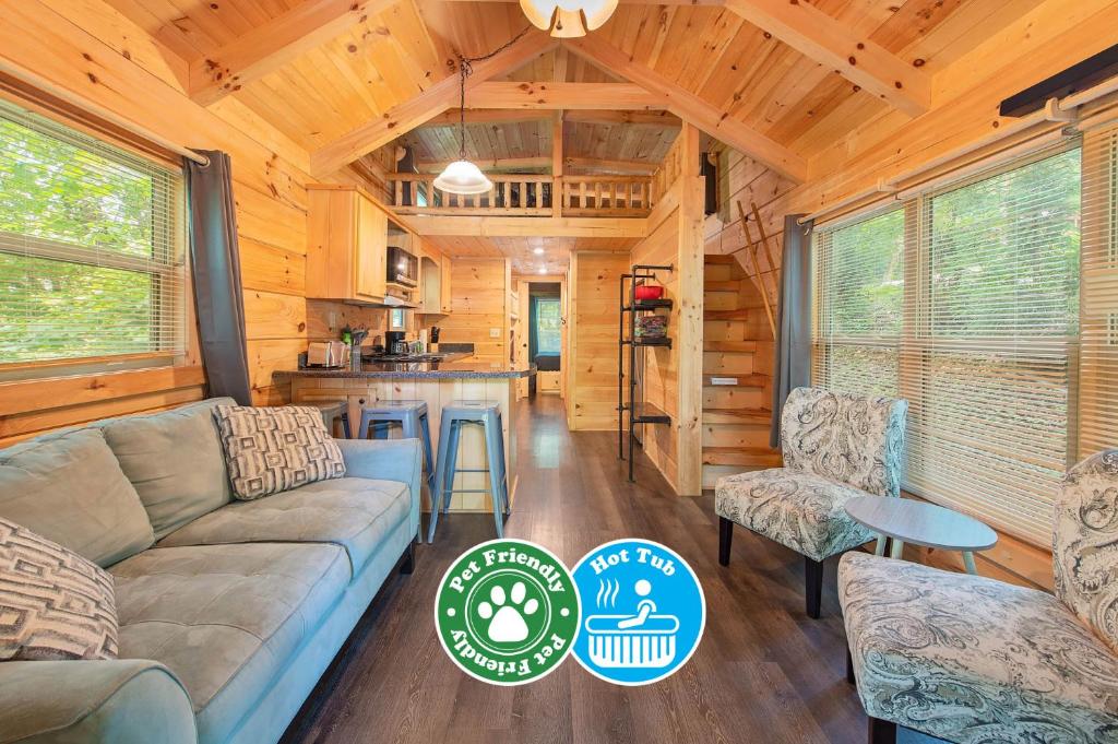 uma sala de estar com um sofá e uma mesa numa cabina em Eden Cabin Forested Tiny Home On Lookout Mtn em Chattanooga