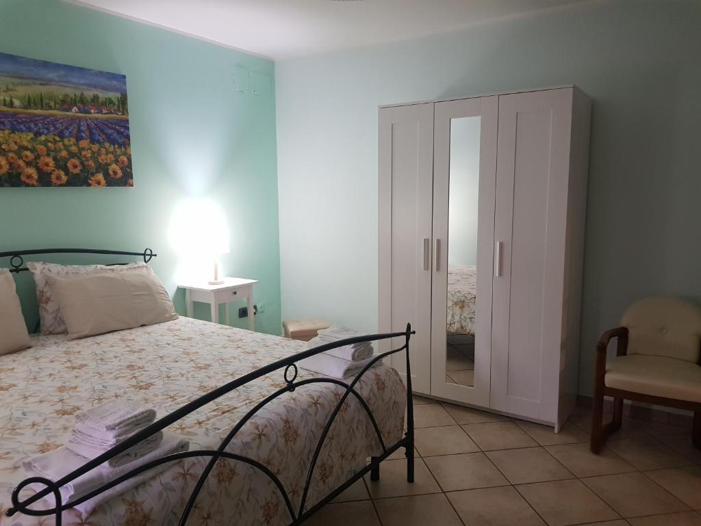 um quarto com uma cama e um quadro na parede em B&B Ortensia em Cava deʼ Tirreni