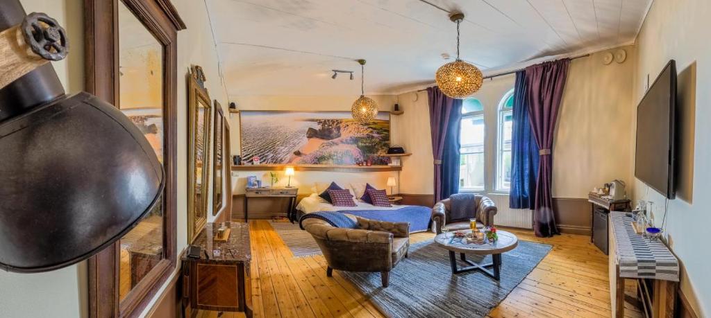 TV a/nebo společenská místnost v ubytování Skultuna Hotell & Konferens