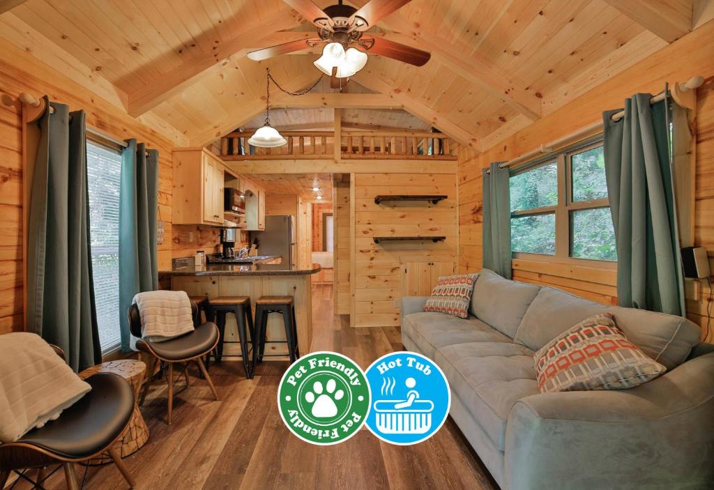 ein Wohnzimmer und eine Küche in einem Blockhaus in der Unterkunft Bryce Cabin Lookout Mtn Tiny Home W Swim Spa in Chattanooga