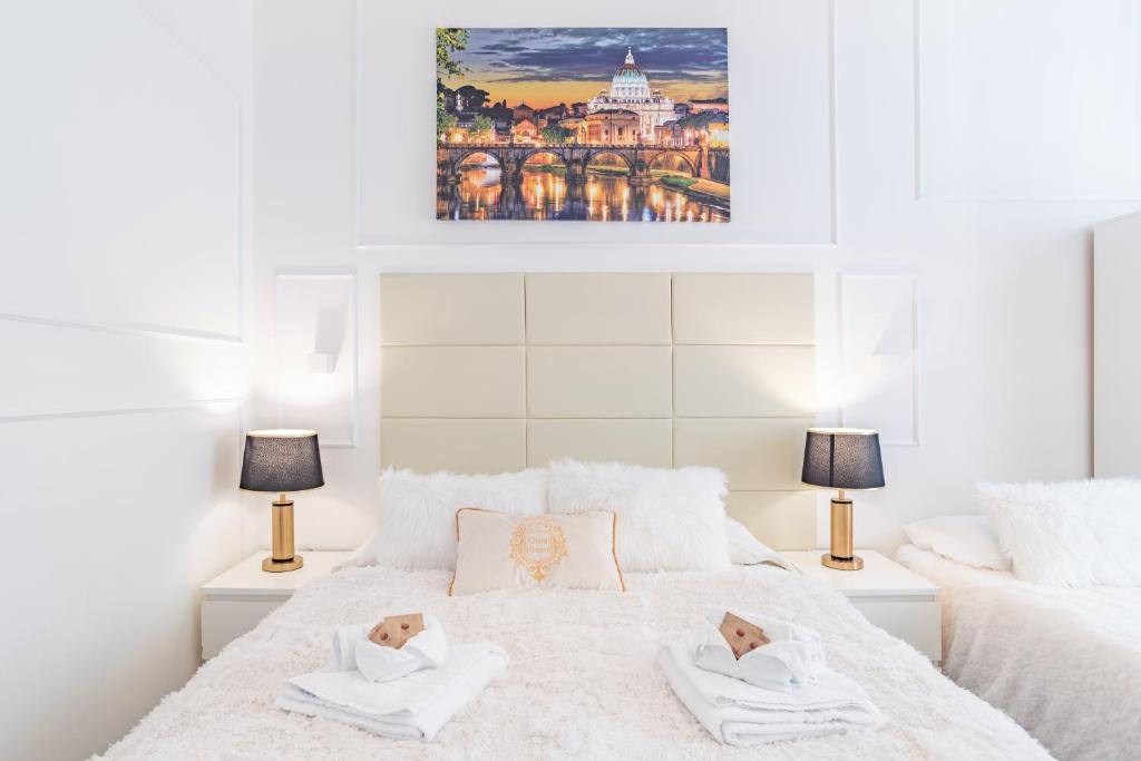 ein weißes Schlafzimmer mit 2 Betten und 2 Lampen in der Unterkunft Glint House Roma in Rom