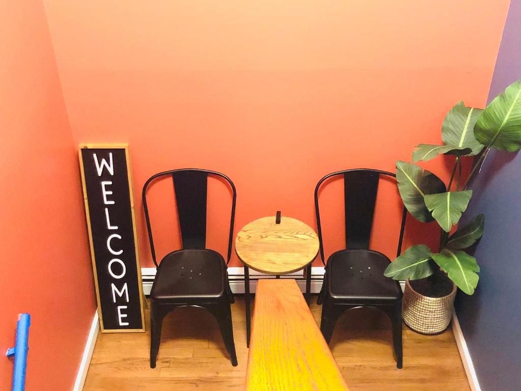 a room with three chairs and a table with a plant at Peekskill Guesthouse - Downtown Peekskill in Peekskill