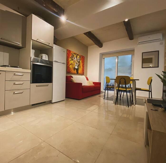 Кухня или кухненски бокс в VallettaDreamSuites groud floor shared sea view rooof terrace
