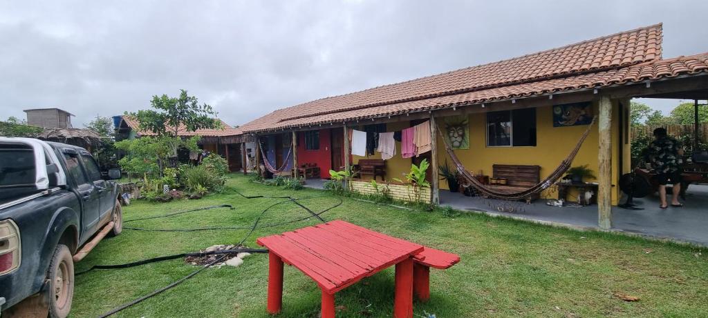 Casa do ET caraiva xando في بورتو سيغورو: شاحنة متوقفة أمام المنزل
