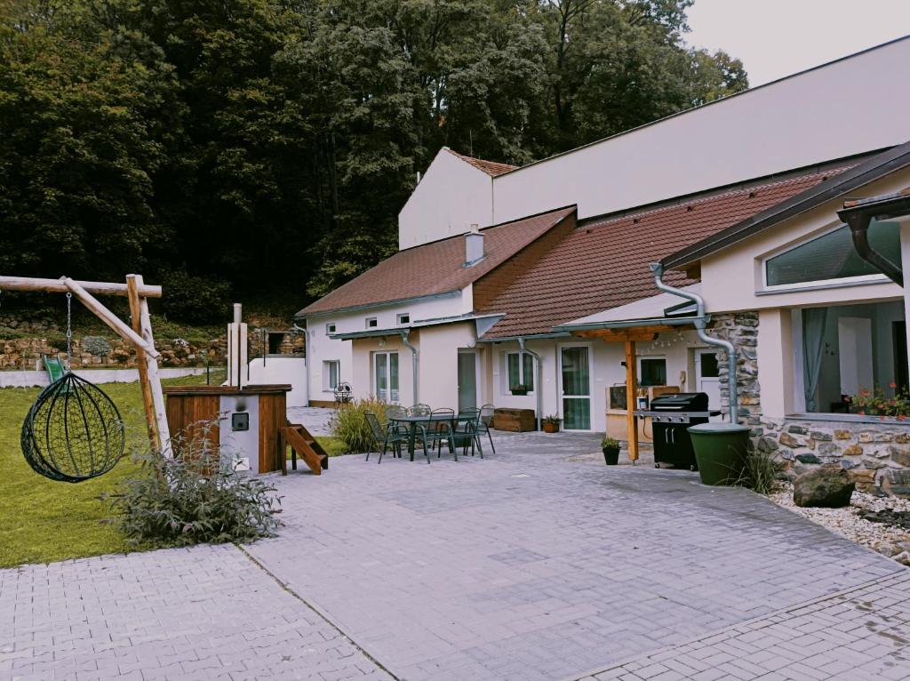 un patio di fronte a una casa con griglia di U kapličky, Boskovice a Boskovice