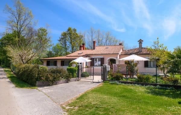Κήπος έξω από το Apartman Marija