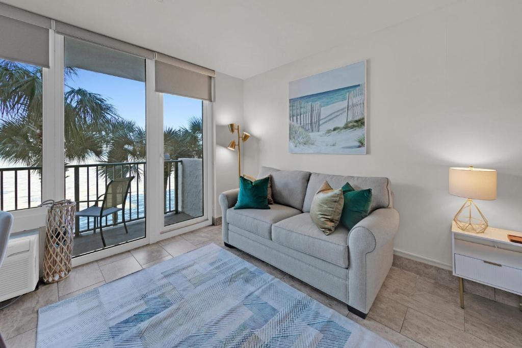 Ein Sitzbereich in der Unterkunft Sandestin Bayfront Studio with balcony and breathtaking views