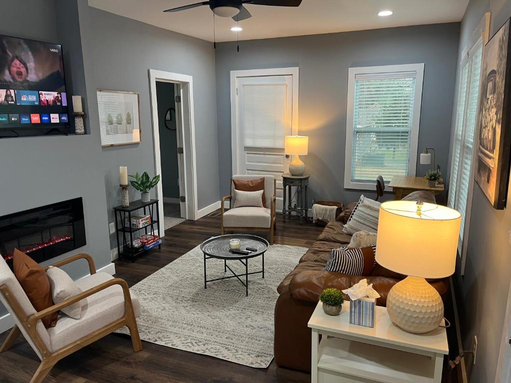 ein Wohnzimmer mit Sofa und Tisch in der Unterkunft Mid Century 1/4 mile to Downtown Main Street - breweries, coffee, dining, shops in Monroe