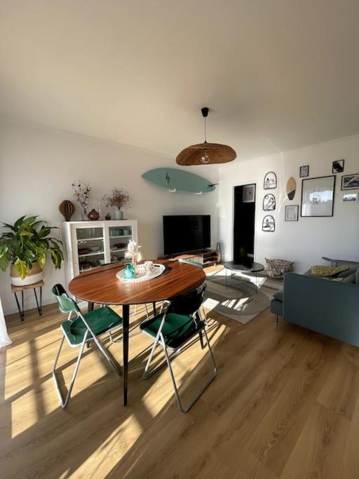 sala de estar con mesa y sillas en Lumineux et calme avec terrasse - parking gratuit, en Montpellier