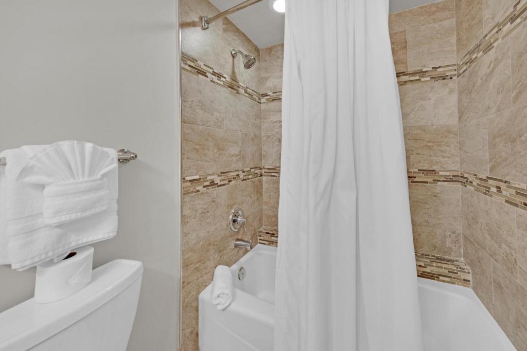 Ein Badezimmer in der Unterkunft Sandestin Bayfront Studio with balcony and breathtaking views