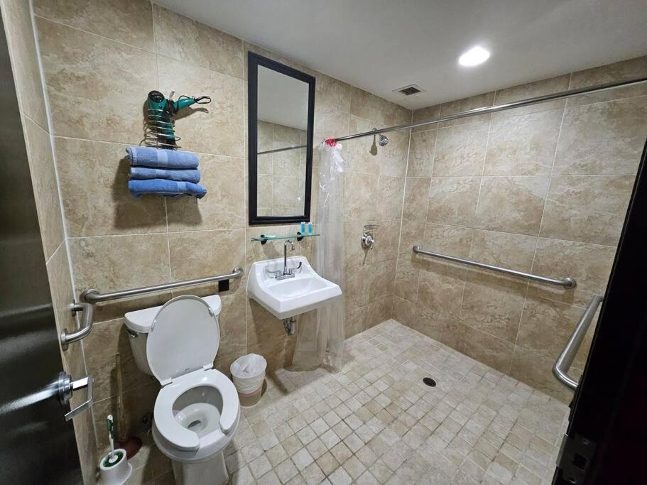 een badkamer met een toilet en een wastafel bij Hotel-Studio @ The Mansfield Midtown in New York
