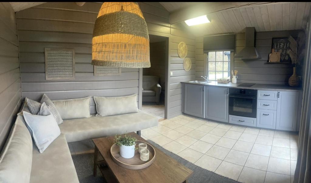 ein Wohnzimmer mit einem Sofa und einer Küche in der Unterkunft Lillehammer Turistsenter Camping in Lillehammer