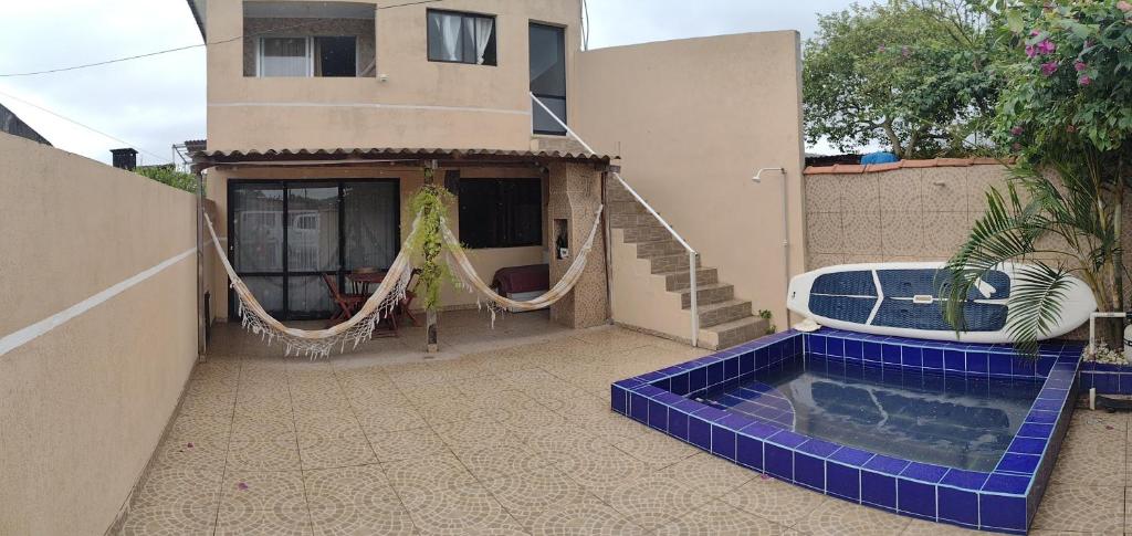 Bazén v ubytování Santos house casa com dois quartos nebo v jeho okolí