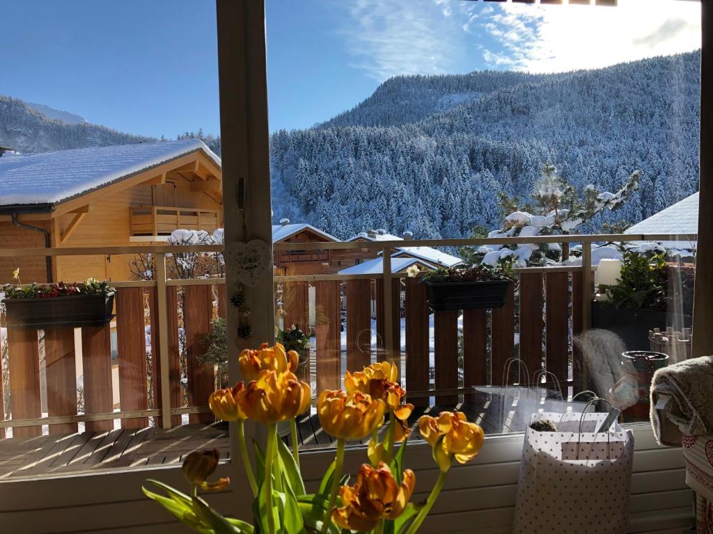 un balcon avec vue sur une montagne dans l'établissement Appart entre lac et montagne, à Saint-Jean-de-Sixt