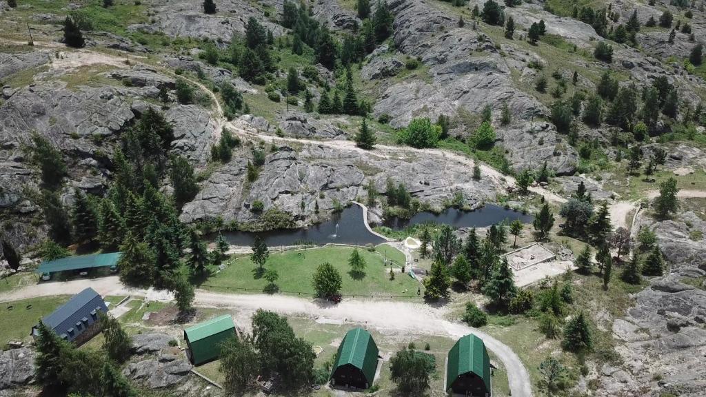 Vue aérienne d'une montagne avec deux tentes et deux réservoirs dans l'établissement La cumbrecita village, à La Cumbrecita