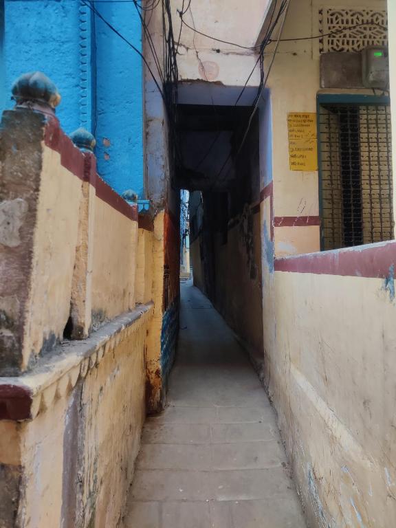 un callejón en un callejón entre dos edificios en Hippies hostel en Agra
