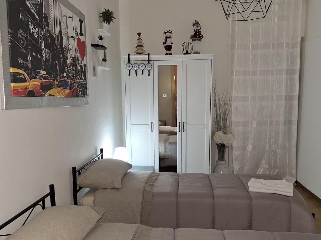 sypialnia z 2 łóżkami w pokoju w obiekcie Michelle Apartment w mieście Bari