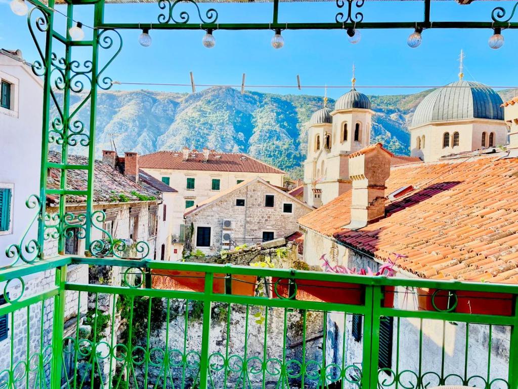 balkon z widokiem na miasto w obiekcie Apartments Bella w Kotorze