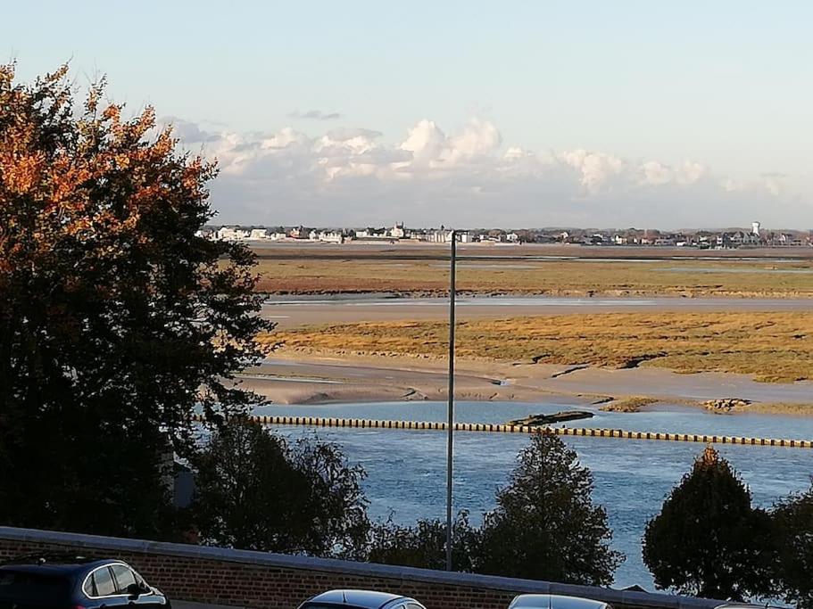 une vue sur une masse d'eau à côté d'un champ dans l'établissement La Vaillante, à Saint-Valery-sur-Somme