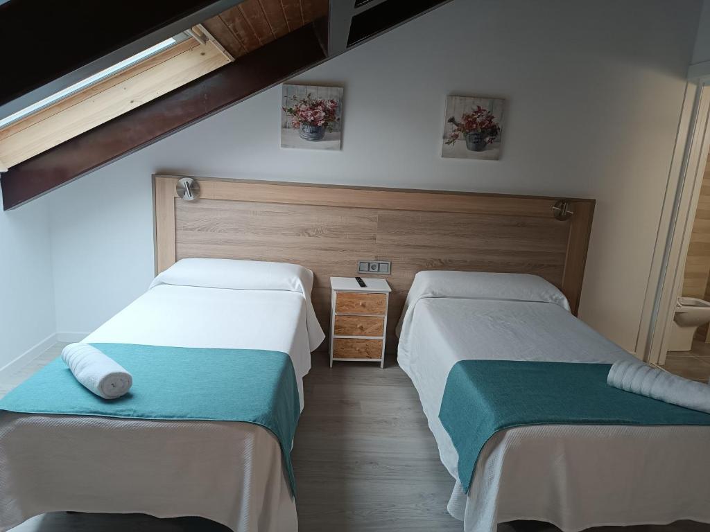 two beds in a small room with at Apartamentos turisticos Ávila Puerta del Carmen 0-3 in Avila