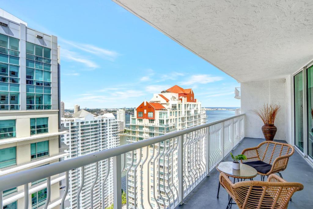 balcón con vistas a la ciudad en 2 Beautiful Apartments in Miami Brickell, en Miami