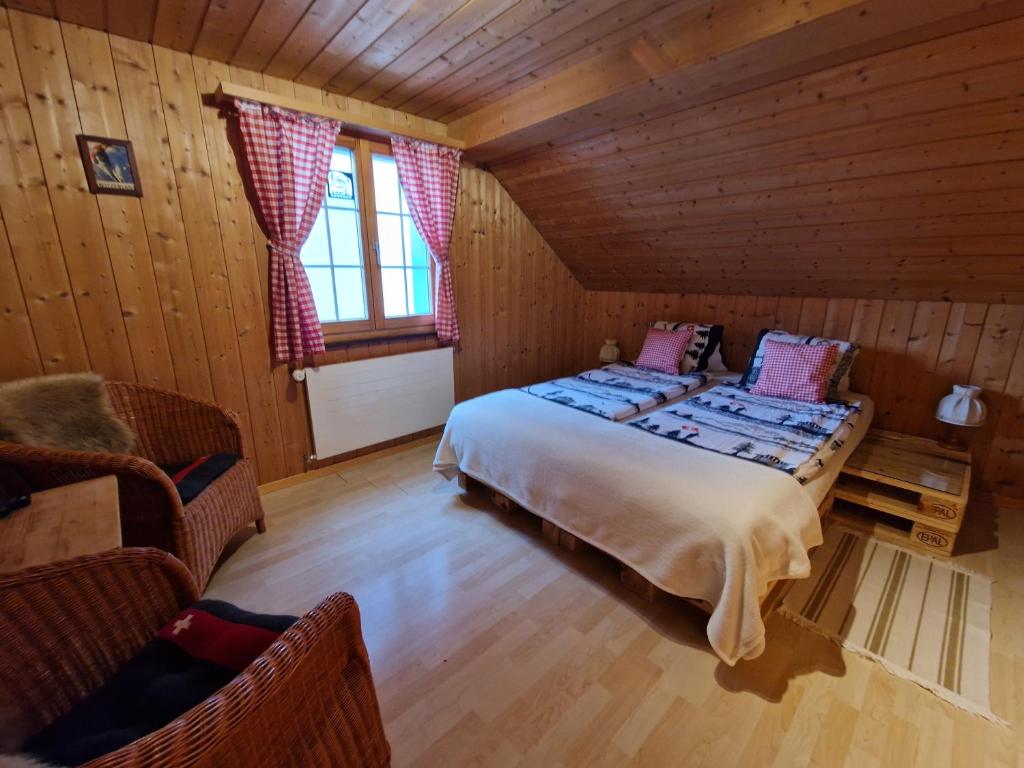 een slaapkamer met een bed in een blokhut bij Chalet Ferreira in Weite