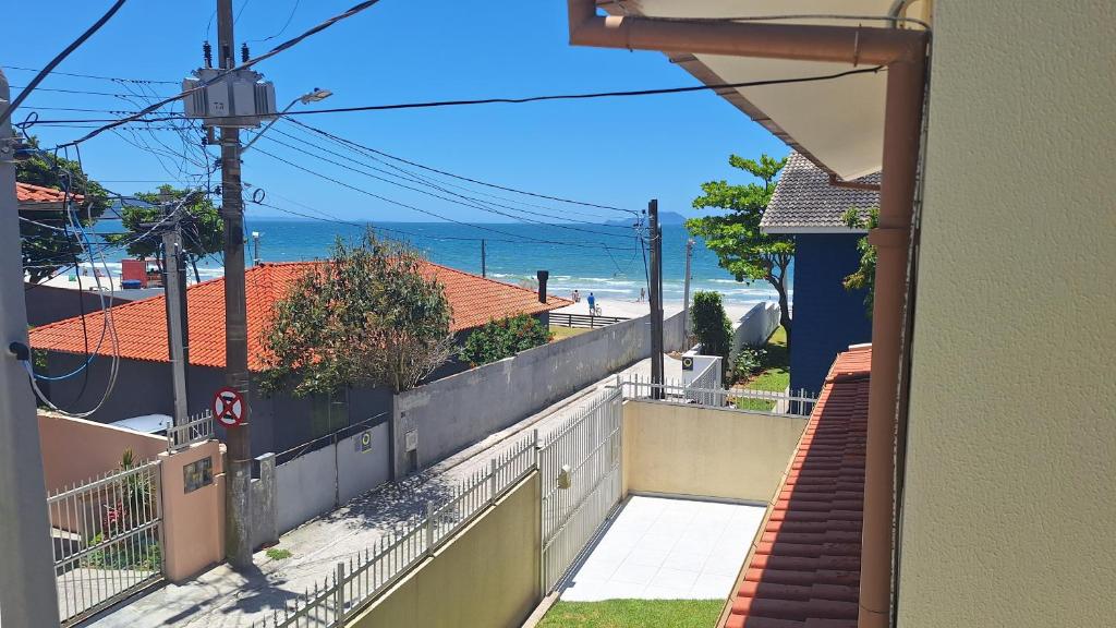 een balkon met uitzicht op het strand bij Residencial Henrique in Florianópolis