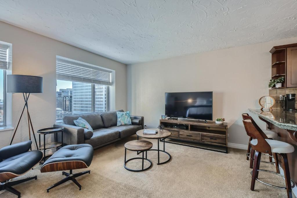 uma sala de estar com um sofá e uma televisão em Quiet Efficiency Condo - Downtown Minneapolis em Minneapolis