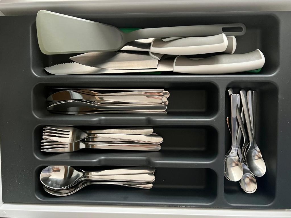 ジェシュフにあるApartament Przytuly 4, self check in, parking, blisko lotniskaの茶具入り黒盆