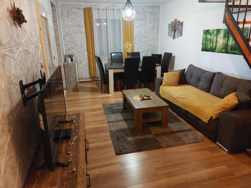 sala de estar con sofá y mesa en Holiday Home Jurin Raj, en Lovinac