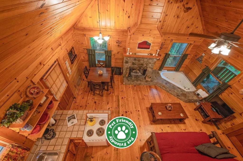 einen Blick über ein Wohnzimmer und eine Küche in einer Holzhütte in der Unterkunft Cherokee Ridge Cabin Near The Ocoee River in Ocoee