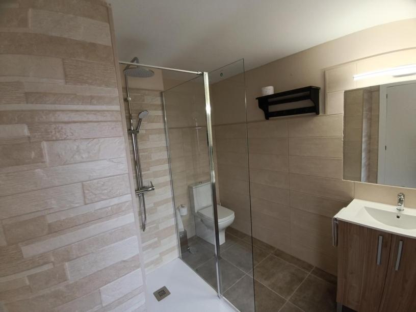 ein Badezimmer mit Dusche, Toilette und Waschbecken in der Unterkunft Apartamentos turisticos Ávila Puerta del Mariscal 1-1 in Avila