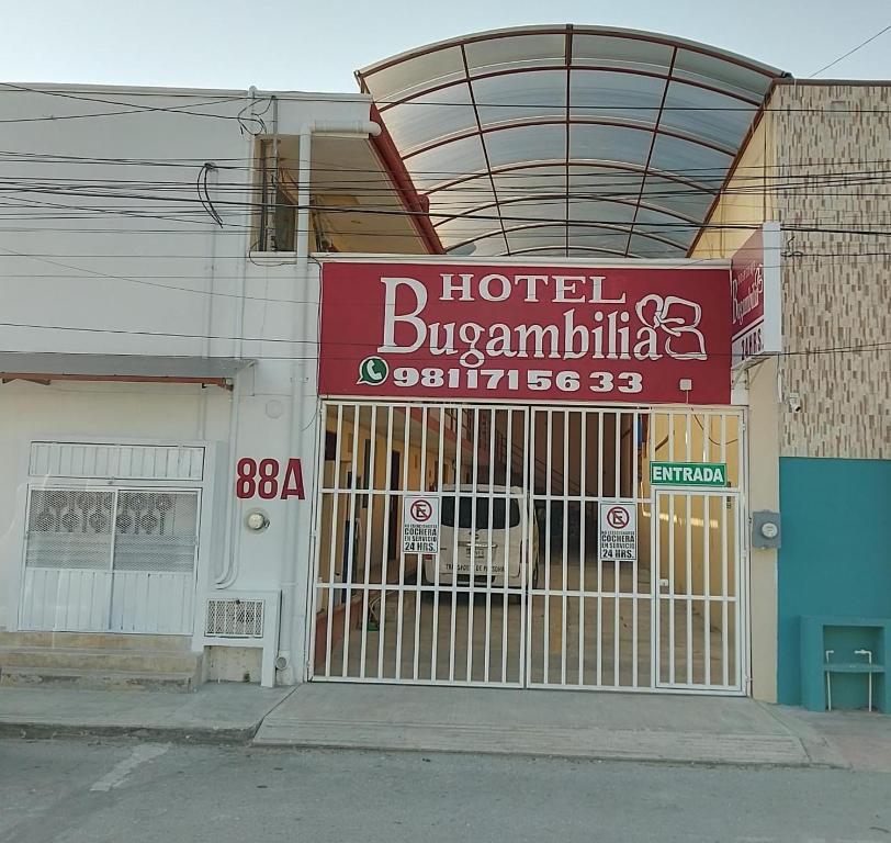un bâtiment avec un panneau d'hôtel à l'avant dans l'établissement Hotel Bugambilia Campeche, à Campeche